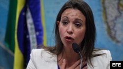 El mordisco de Suárez... El jugador italiano, Giorgio Chiellini (izquierda), muestra su hombro y reclama que fue mordido por el delantero uruguayo Luis Suárez (derecha), durante el partido de la ronda preliminar del grupo D de la Copa Mundial de la FIFA 2014 en el Estadio Arena das Dunas en Natal, Brasil, 24 de junio de 2014.<br />
 