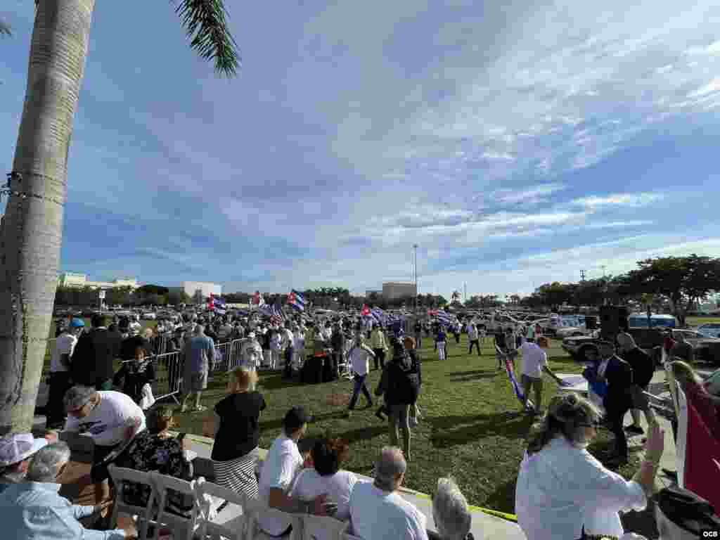 La Asamblea de la Resistencia Cubana encabeza una caravana de carros, desde el Cuban Memorial en el Tamiami Park, en Miami, para solidarizarse con las marchas cívicas en Cuba.