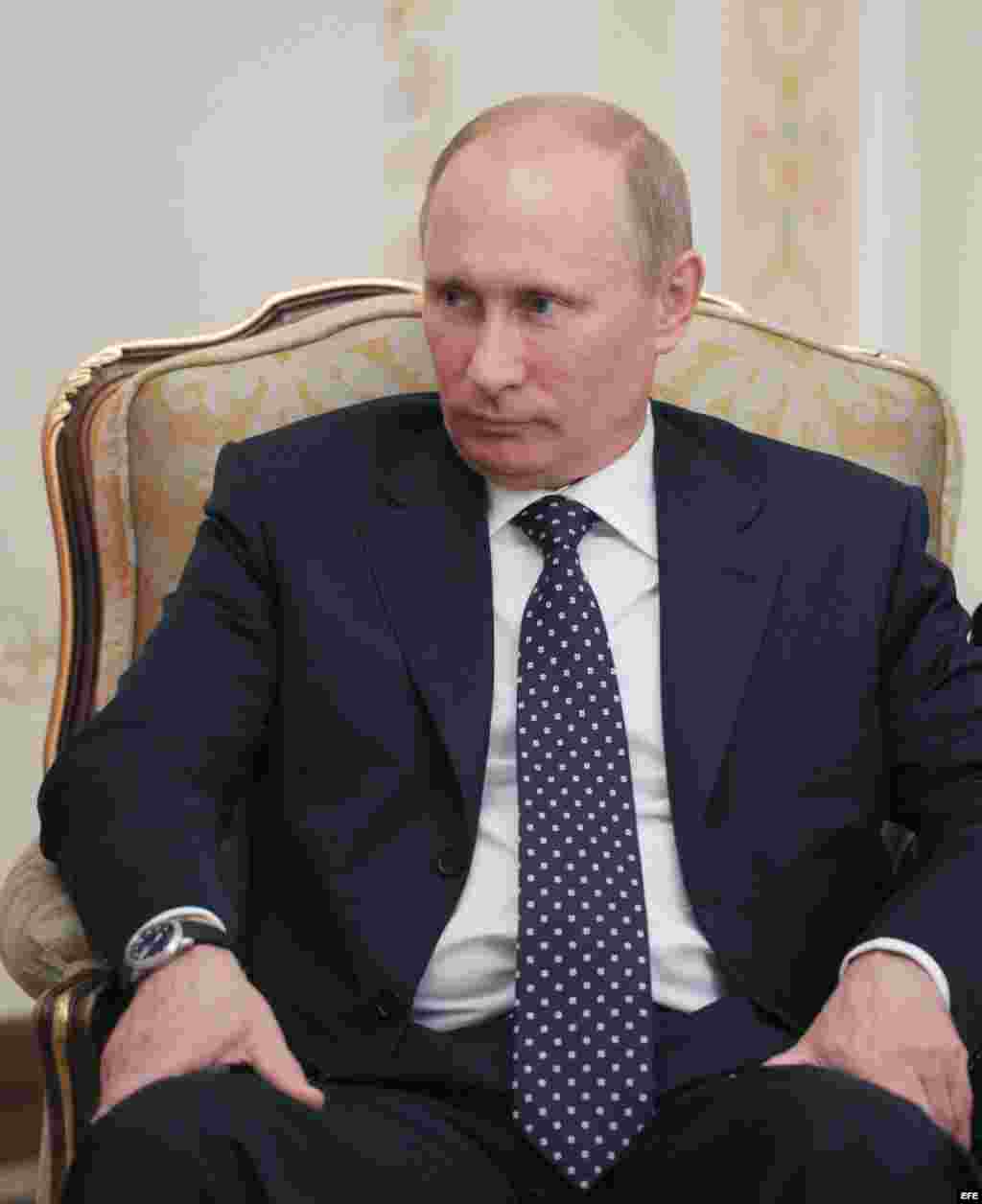 El gobernante ruso Vladimir Putin con su homólogo cubano Raúl Castro, en Moscú, Rusia, el miércoles 11 de julio de 2012, en una reunión para impulsar la cooperación entre ambos países.