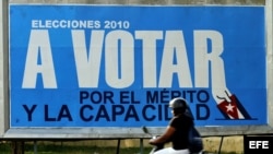 Una mujer pasa frente a un cartel alusivo a las elecciones locales, en La Habana. (Foto EFE/Archivo)