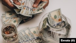 Para quienes han podido mantener ahorros en dólares o euros, estas monedas se revalorizaron en abril de 2025 entre un 3.4 % y un 6.9 %, respectivamente, indicó OMFi.