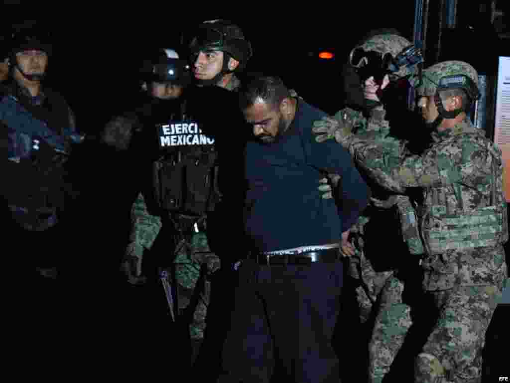 Jorge Iván Gestelum Ávila o Orso Iván Gasrelum Cruz, hombre de confianza del narcotraficante Joaquín "El Chapo" Guzmán es conducido por militares, el viernes 8 de enero de 2016, tras su captura junto con su jefe hoy en la ciudad de Los Mochis.