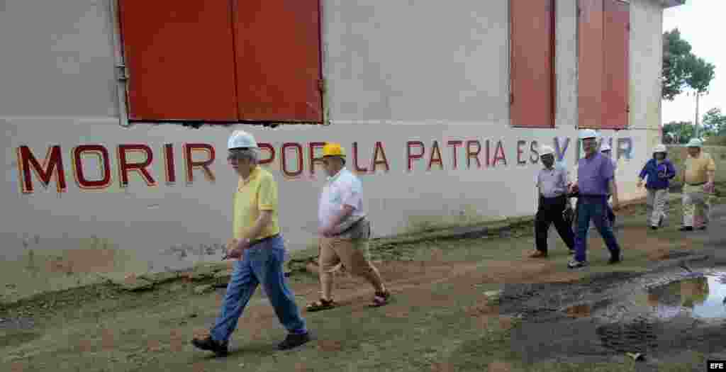 Paseando la delegación frente a un mural con estrofas del himno nacional cubano.