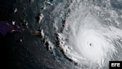 Fotografía tomada desde el espacio tomada por el satélite GOES-16 de la Agencia Nacional de Océanos y Atmósfera de Estados Unidos (NOAA) que muestra el huracán Irma sobre el Océano Atlántico ayer, 5 de septiembre de 2017. El ojo del huracán Irma atravesó