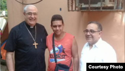 Cardenal Monseñor José Luis Lacunza (i) junto a un cubano refugiado en Panamá y Victo Berrios (d), de la Pastoral Social CARITAS.