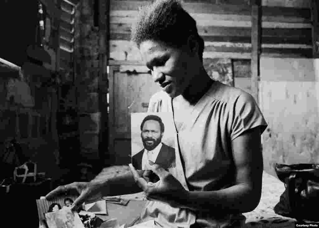 De la serie "Gente que no conocí": "Cuando eres cubana con una cámara, eres gusana. Yo quería contar lo que estaban sufriendo (...), a veces se ponía la cosa muy difícil", Damaris Betancourt Peña. Cortesía de la autora.