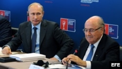 El presidente ruso Vladimir Putin y el presidente de la FIFA, Joseph Blatter (i-d).