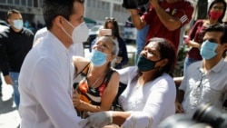 El líder opositor venezolano Juan Guaidó saluda a sus seguidores durante una consulta popular para rechazar el gobierno de Nicolás Maduro.