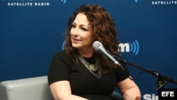 Fotografía cedida por la radio por satélite SiriusXM de la cantante Gloria Estafan es sus estudios hoy, jueves 2 de junio de 2016, en Miami (Fl, EE.UU.).