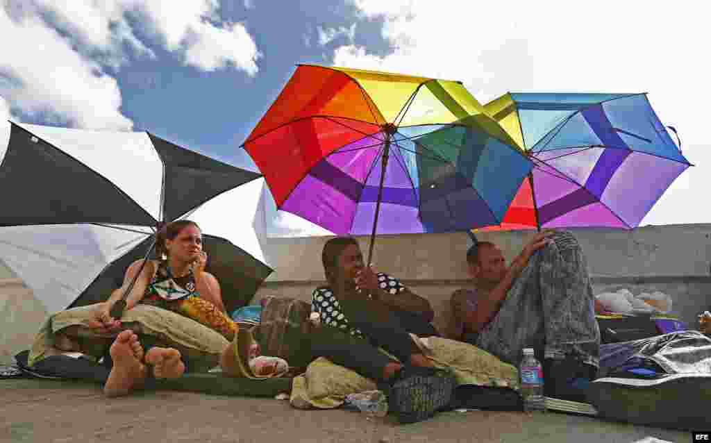 Inmigrantes de Guatemala y Cuba, que buscan asilo, esperan en medio del puente para ingresar a Estados Unidos desde Matamoros, México, el 28 de junio de 2018.