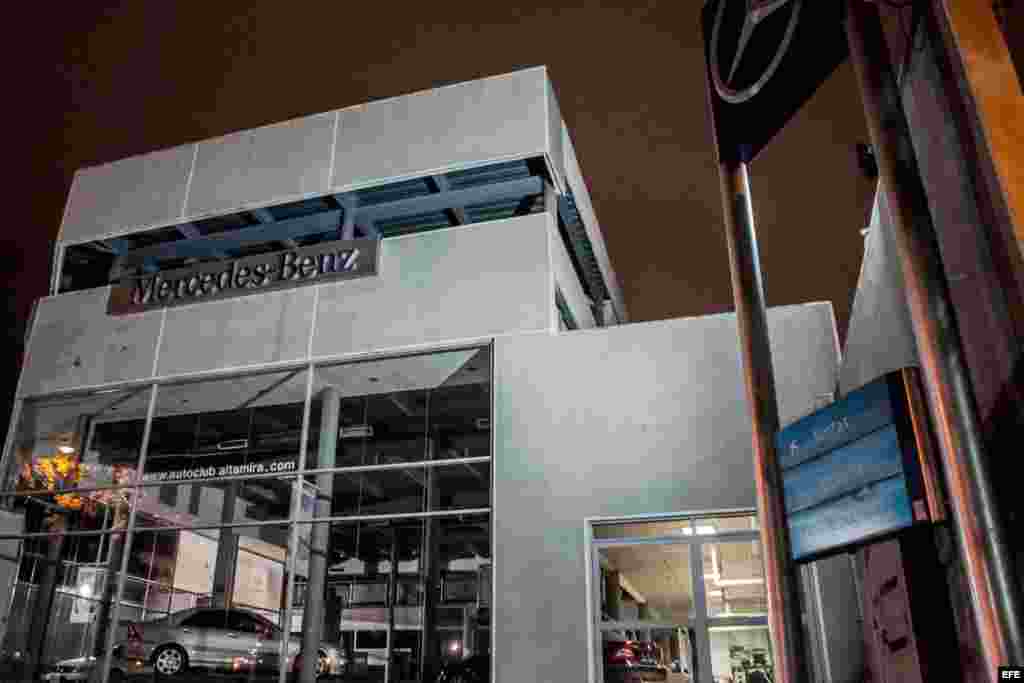 La vitrina vacía de un concesionario en Caracas.