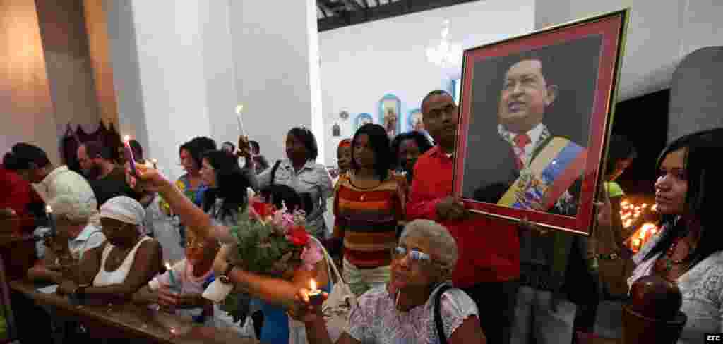 Funcionarios de la embajada de Venezuela en Cuba asisten el martes 8 de enero de 2013, a una misa por la salud del presidente venezolano Hugo Chávez en el santuario de la Virgen de Regla en La Habana (Cuba).