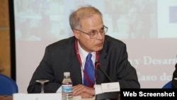 Jorge I. Domínguez.