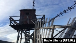 Muro fronterizo entre Rusia y Ucrania en Crimea.