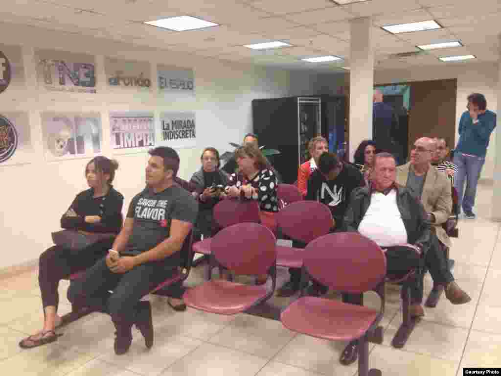 Familiares de los cubanos que viajan a Miami a la espera.