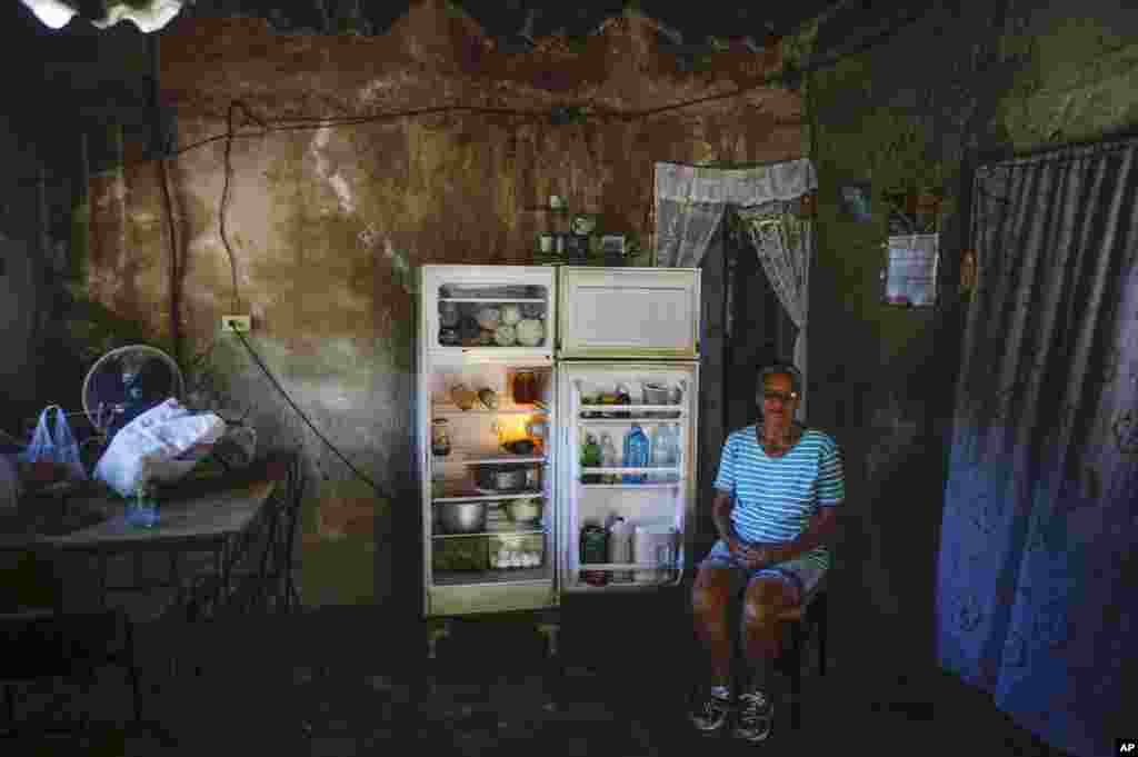 Una mujer muestra los alimentos en su refrigerador. El ministro de Economía dijo que es imperioso "incrementar la oferta de alimentos, que es donde se concentra la mayor inflación".