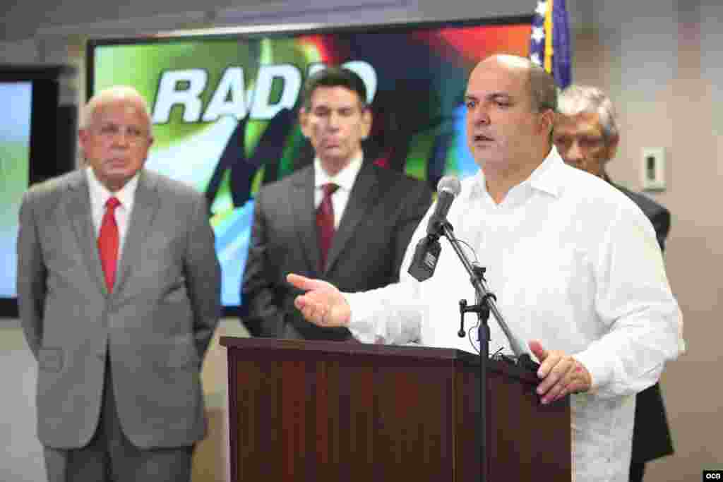 Carlos Ponce, de Freedom House en la conferencia de prensa en OCB.