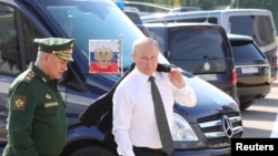 El presidente de Rusia Vladimir Putin y el ministro de Defensa, Sergei Shoigu, el 15 de agosto de 2022. (Sputnik/Mikhail Klimentyev/Kremlin vía REUTERS).