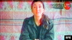 Cuando Estados Unidos anuncia el rompimiento de relaciones con Cuba, numerosos cubanos se acercan a la embajada en busca de visas. 