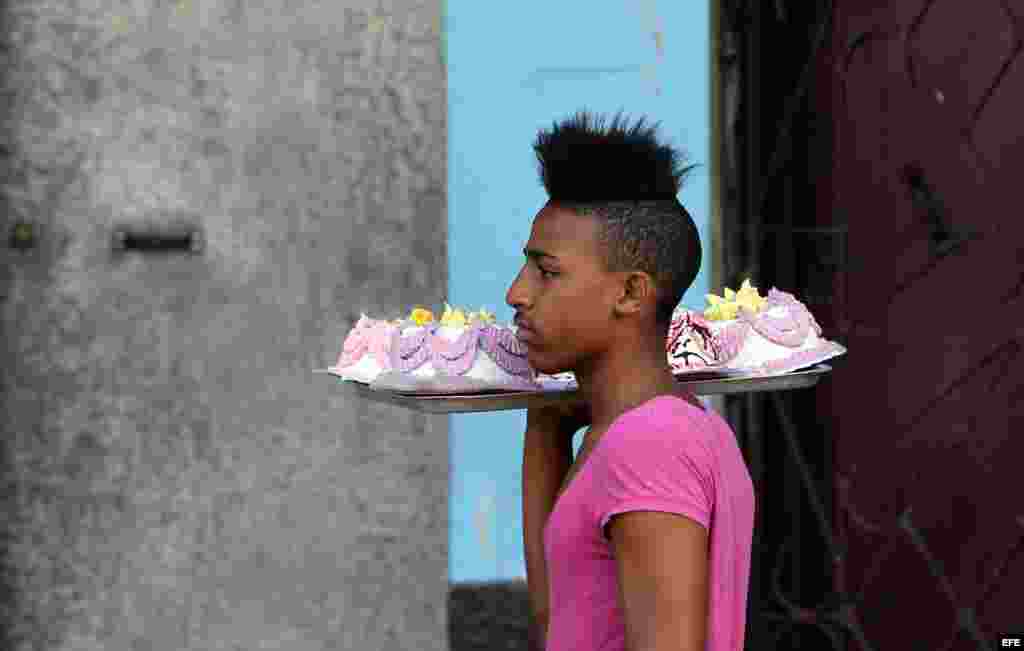 Un joven camina vendiendo tortas el miércoles 31 de diciembre de 2014, en La Habana (Cuba).