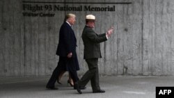 El presidente Donald Trump y la primera dama Melania Trump en el monumento homenaje a las víctimas en Shanksville (Pensilvania).