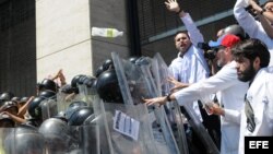 De lunes a viernes Nancy Elías presenta un programa de contenido musical con los éxitos en cartelera, canciones de artistas conocidos y lo último en la farándula.