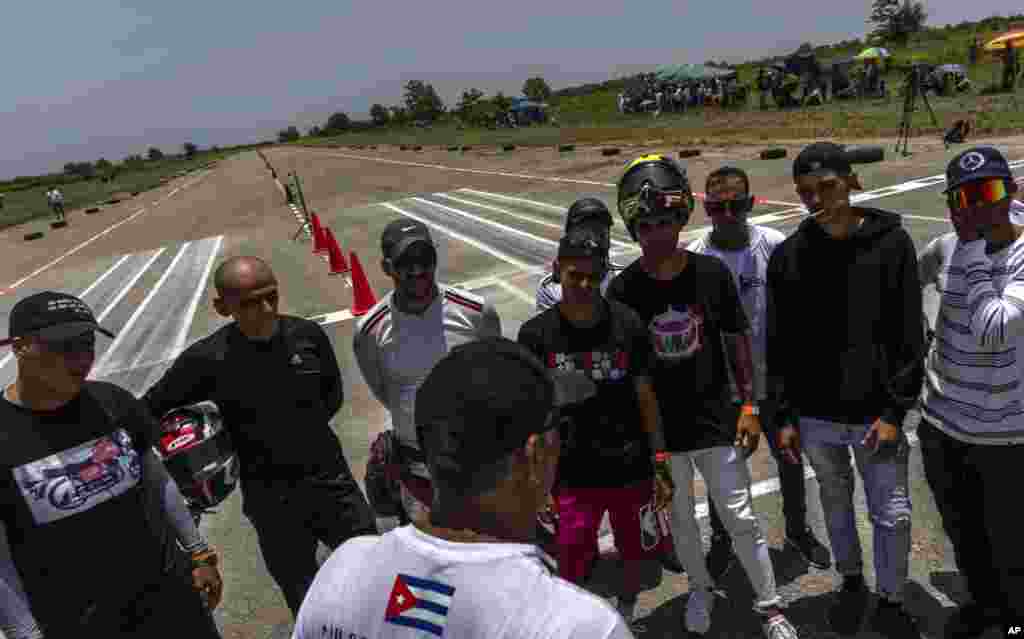 Los pilotos y los mecánicos se refugiaban del sol —los termómetros marcaron una sensación térmica de 41 grados centígrados.