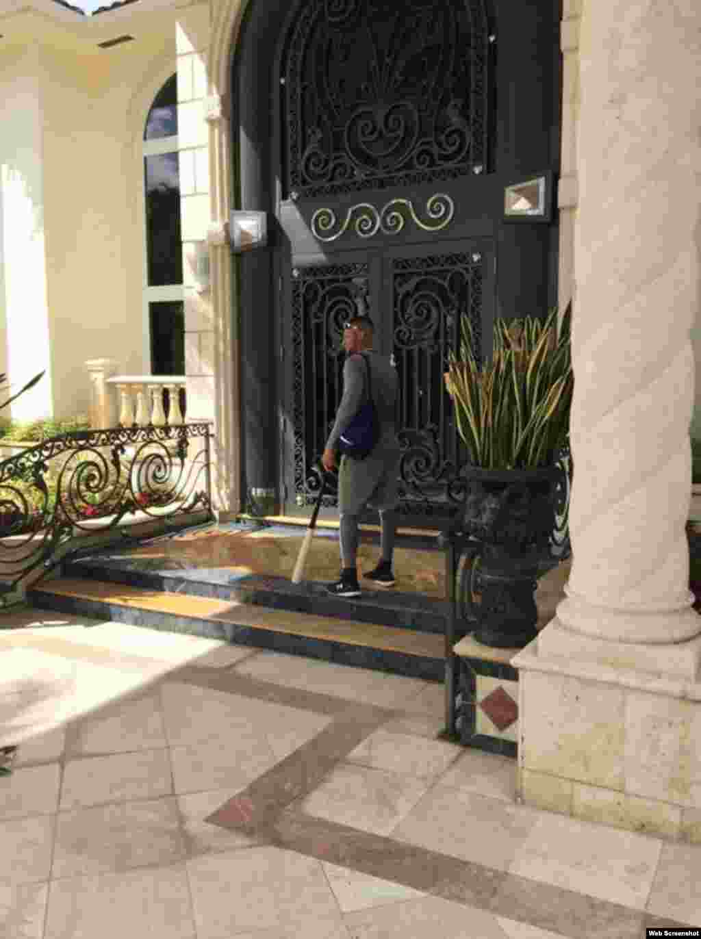 Yulieski Gourriel, a la entrada de la casa donde está viviendo en EEUU. Yulieski, de 31 años de edad, jugó 13 series nacionales en Cuba; las dos últimas con el equipo Industriales, uno de los más populares en la isla. Con este equipo bateó para .308 en la 53 SN y .343 en la 54 SN. De por vida, batea para .332 (1.618 imparables en 4.879 turnos), con 1.084 carreras impulsadas, 1.023 anotadas, 267 jonrones, 307 dobles y 63 triples.  