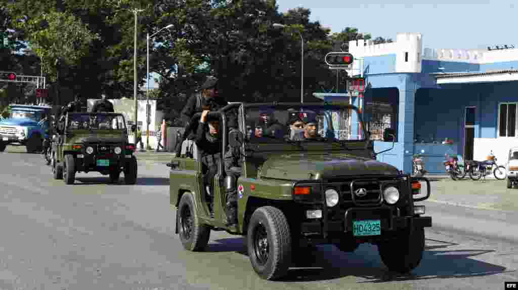 Soldados de las Tropas Especiales cubanas patrullan el sábado 24 de marzo de 2012 los alrededores del altar preparado para la misa que oficiará el papa Benedicto XVI el próximo lunes en la Plaza de la Revolución Antonio Maceo,