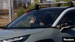 Carolina González, hija del candidato presidencial opositor de Venezuela, Edmundo González, sale de la Base Aérea de Torrejón de Ardoz, en las afueras de Madrid, el 8 de septiembre de 2024. REUTERS/Violeta Santos