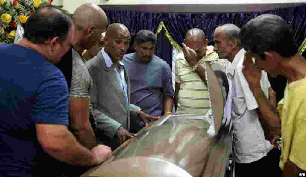 Decenas de personas asisten al velorio del exboxeador cubano Teófilo Stevenson hoy, lunes 11 de junio de 2012, en La Habana (Cuba). Stevenson, tres veces campeón mundial y olímpico, falleció en la capital cubana por una cardiopatía isquémica a la edad de