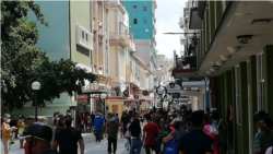 Cubanos hacen colas en pleno repunte de COVID-19 Cubanos hacen colas en pleno repunte de COVID-19