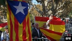 Un grupo de partidarios de la unidad de España protestan ante el Parlament de Cataluña por la aprobación hoy de la resolución conjunta de Junts pel Sí y la CUP que pretende ser el inicio del proceso hacia la independencia de Cataluña.