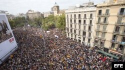 Miles de estudiantes se manifiestan por el centro de Barcelona durante la jornada de paro, avalada por algunos sindicatos, entidades soberanistas y otras formaciones , en protesta por la actuación policial durante el referéndum organizado el domingo por