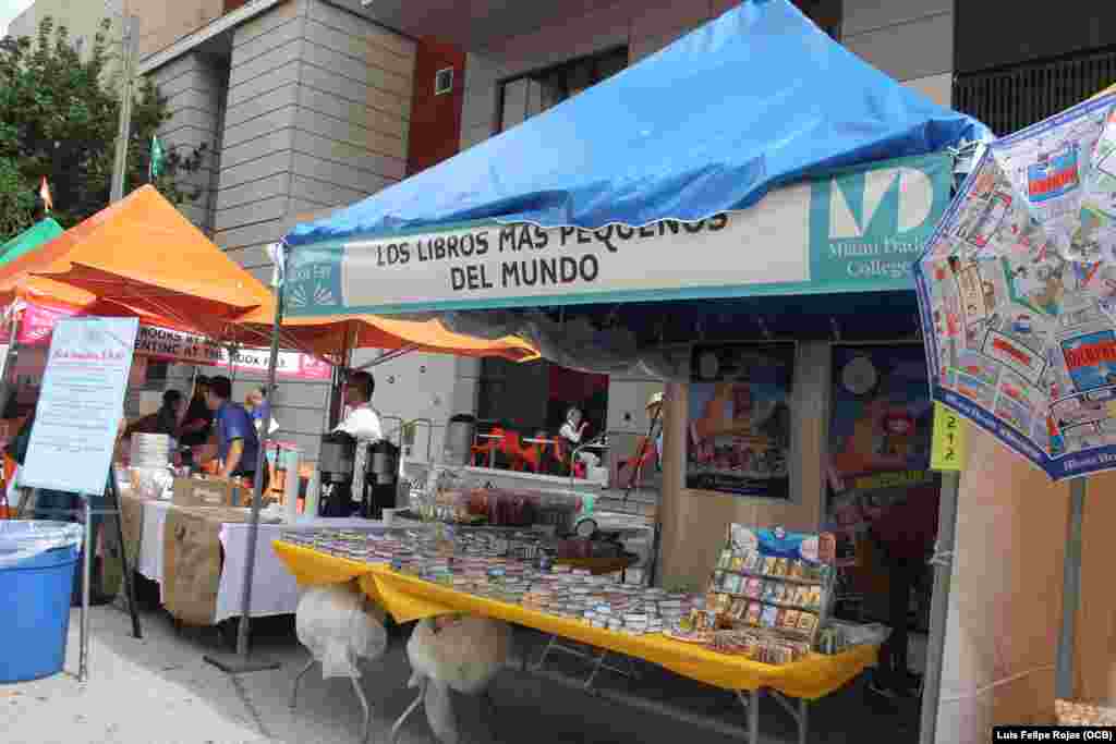 Stand con "Los libros más pequeños del mundo", una modalidad que cautiva por le precisión y acabado de cada texto en tan poco tamaño.