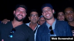 Yonder Alonso y Danny Valencia visitan Cuba