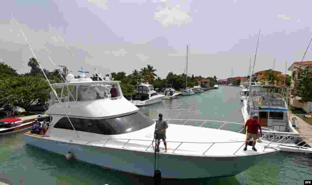 Llegada del yate donde llegaron los nietos del escritor estadounidense Ernest Hemingway, John y Patrick Hemingway, a las instalaciones de la marina Hemingway, en La Habana (Cuba).