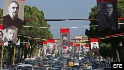 Fotografías de sacerdotes asesinados durante el régimen comunista son colocadas en una calle principal en Tirana.