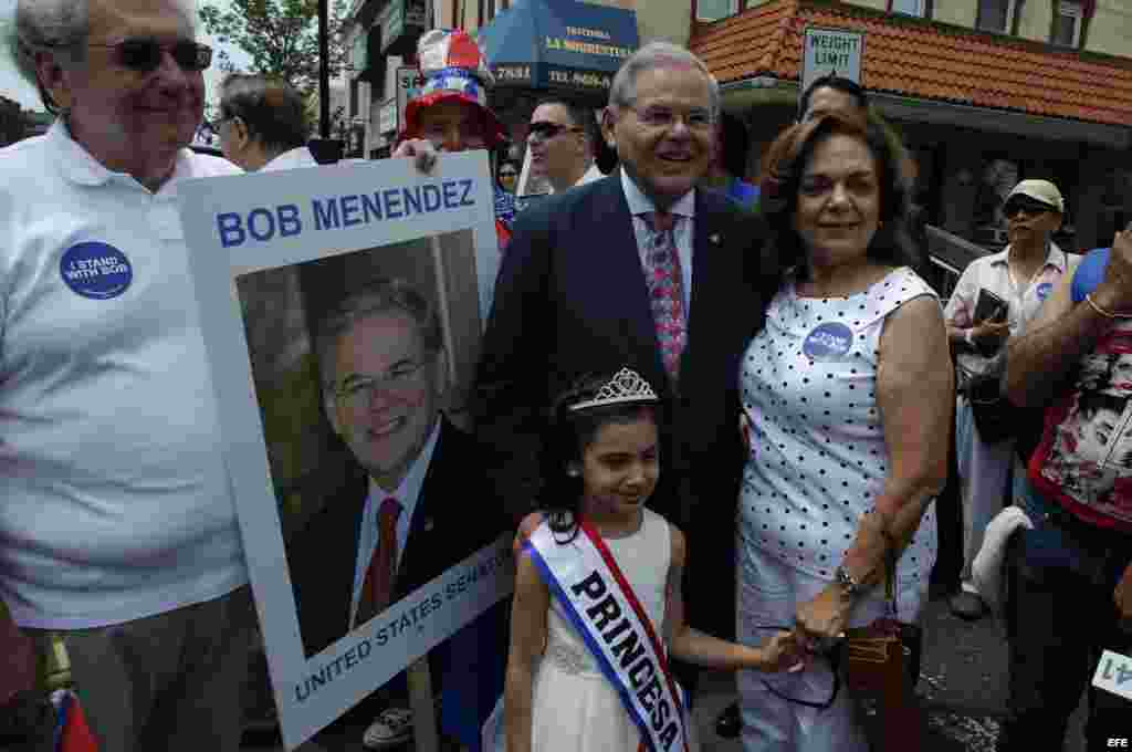 Residentes de New Jersey con el senador Bob Menendez, en el desfile cubano de NJ.
