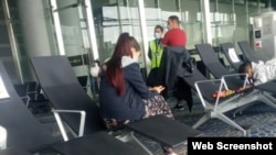 Foto facilitada a CiberCuba de Yailén Insúa y su esposo en una sala de tránsito dle aerupuerto El Dorado, de Bogotá.