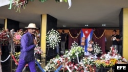 El cantante y director de orquesta cubano Pedro Calvo, ex integrante de Los Van Van, en el funeral de Juan Formell.