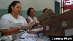 Médicos y enfermeras preparan vacunas contra la fiebre amarilla en un hospital de la ciudad de Goiania, capital del estado de Goiás (Brasil).