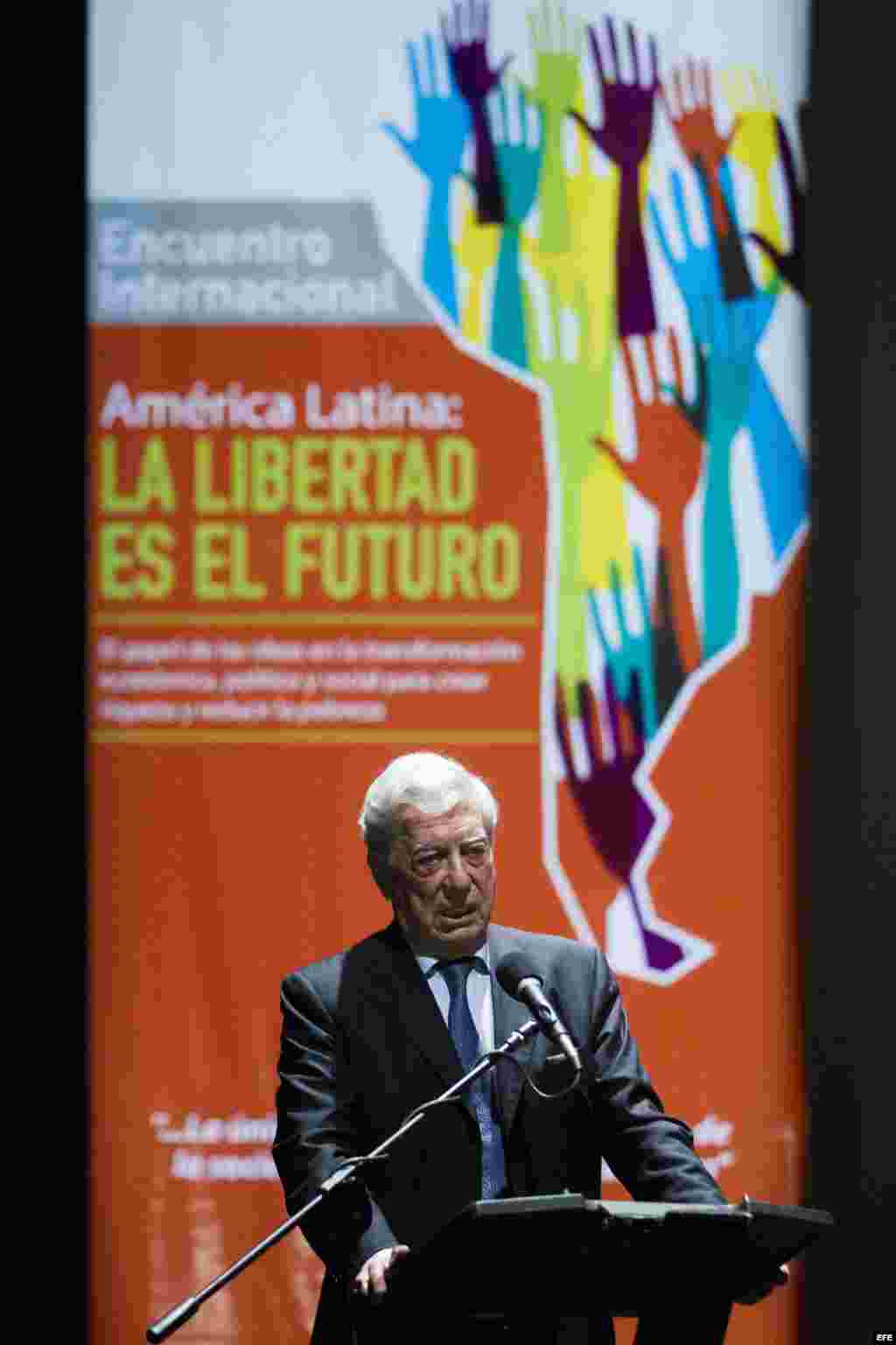 Vargas Llosa en Caracas en el foro sobre libertad y democracia.