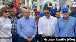 De izquierda a derecha, los hermanos Chamorro: Cristiana Chamorro, Carlos Fernando Chamorro y (con gorra), Pedro Joaquín Chamorro. Dos de ellos están detenidos. Foto archivo, Houston Castillo, VOA.