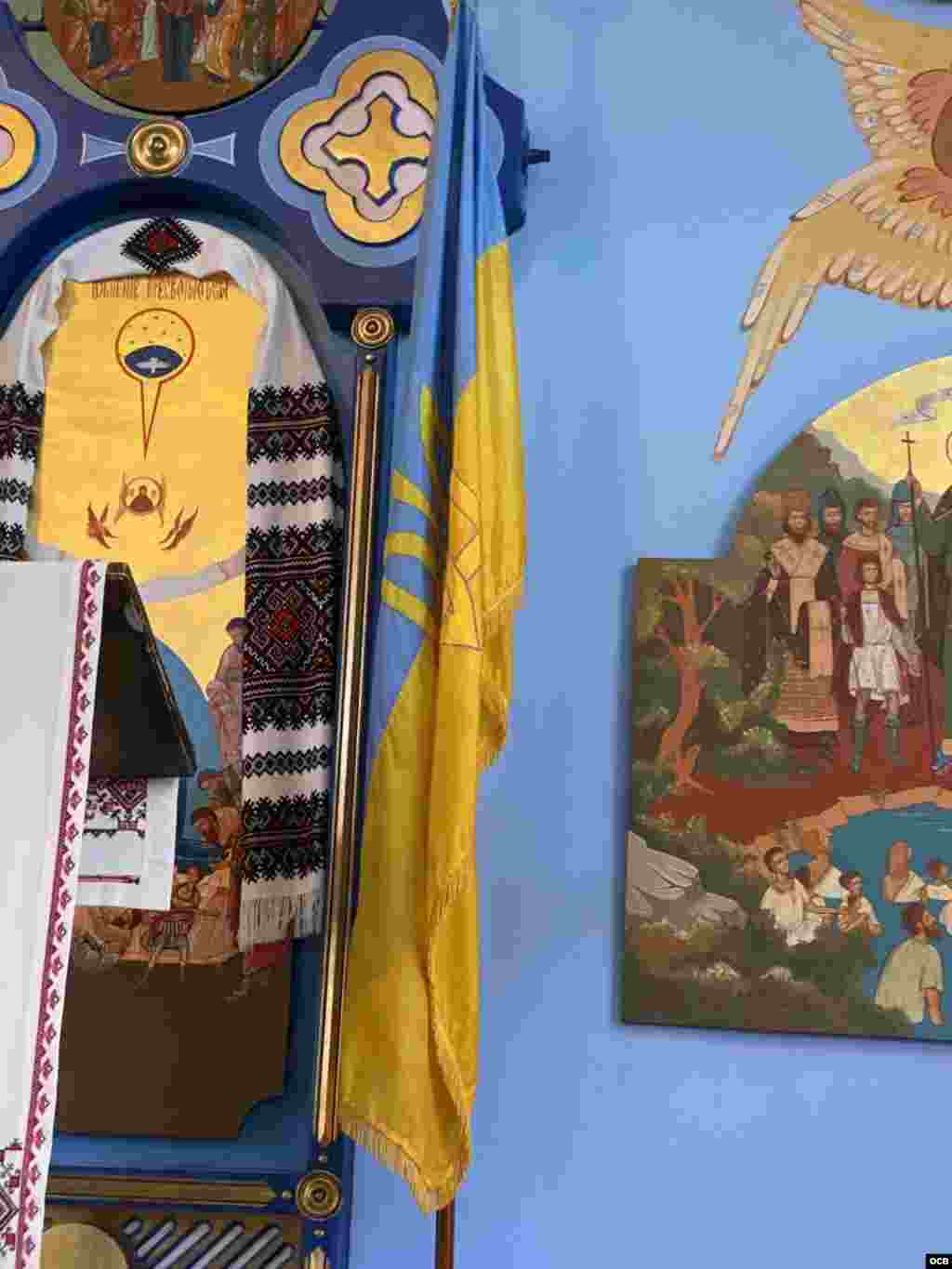 Bandera ucraniana junto al altar de la Iglesia de la Asunción de la Santísima Virgen Maria, greco-católica ucraniana, en Miami.