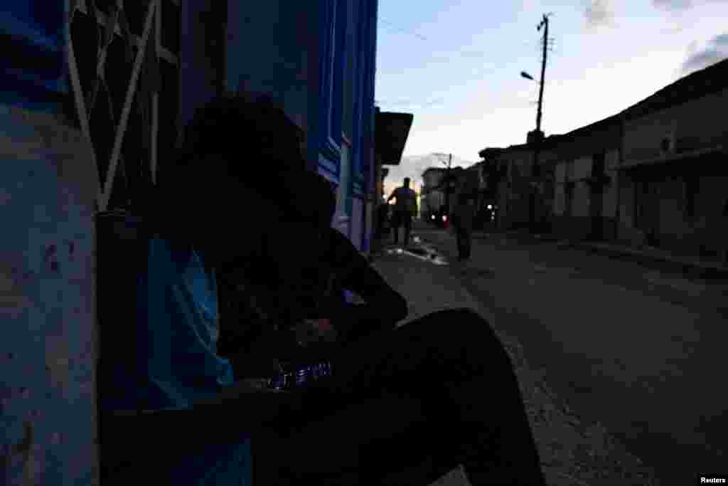 Funcionarios del Gobierno culpan a la falta de combustible para alimentar las centrales eléctricas, una escasez que causa apagones y afecta a casi todas las esferas de la vida cotidiana en la isla, 