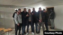 Cubanos detenidos en el puesto de estancia temporal para extranjeros de Nikoláyev.