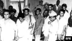 Santiago de Cuba, agosto 1953.- Fidel Castro (i) y otros revolucionarios cubanos son conducidos a juicio tras el fracasado asalto al cuartel de Moncada.