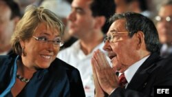 Michelle Bachelet (en la foto con Raúl Castro)