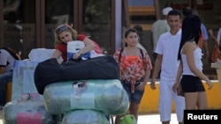 “Uno no huye del comunismo para volver una y otra vez con la maleta llena de dinero y compras para la familia”, asevera el editorial.